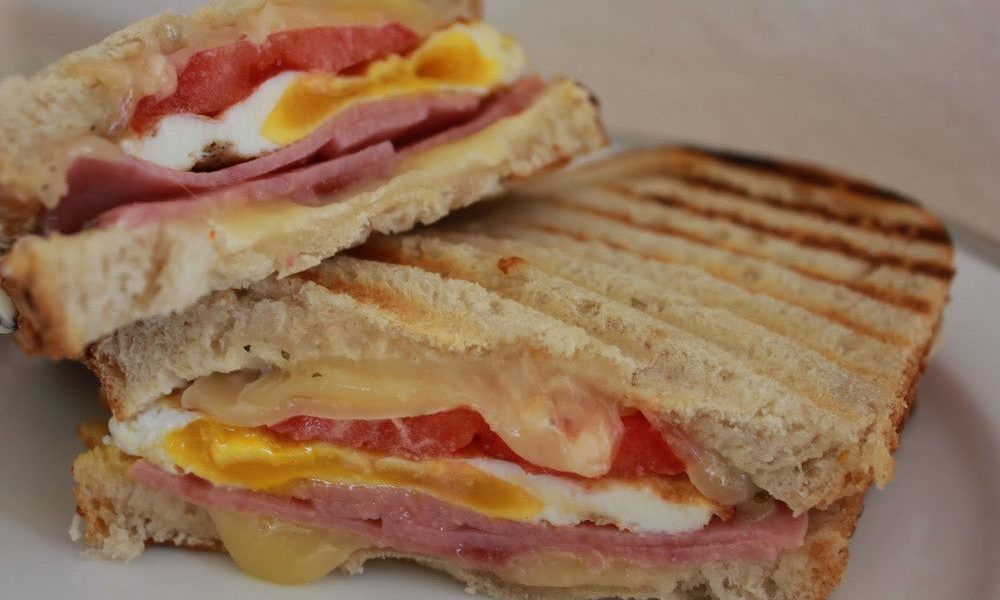 sandwich de jamon y queso con huevo